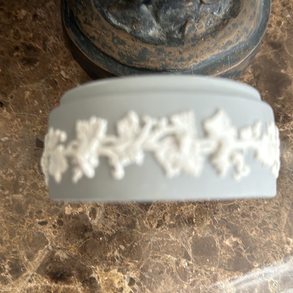 Westwood grey and white round box lovely top grapes and leaves trimming raised - Picture 8 of 14